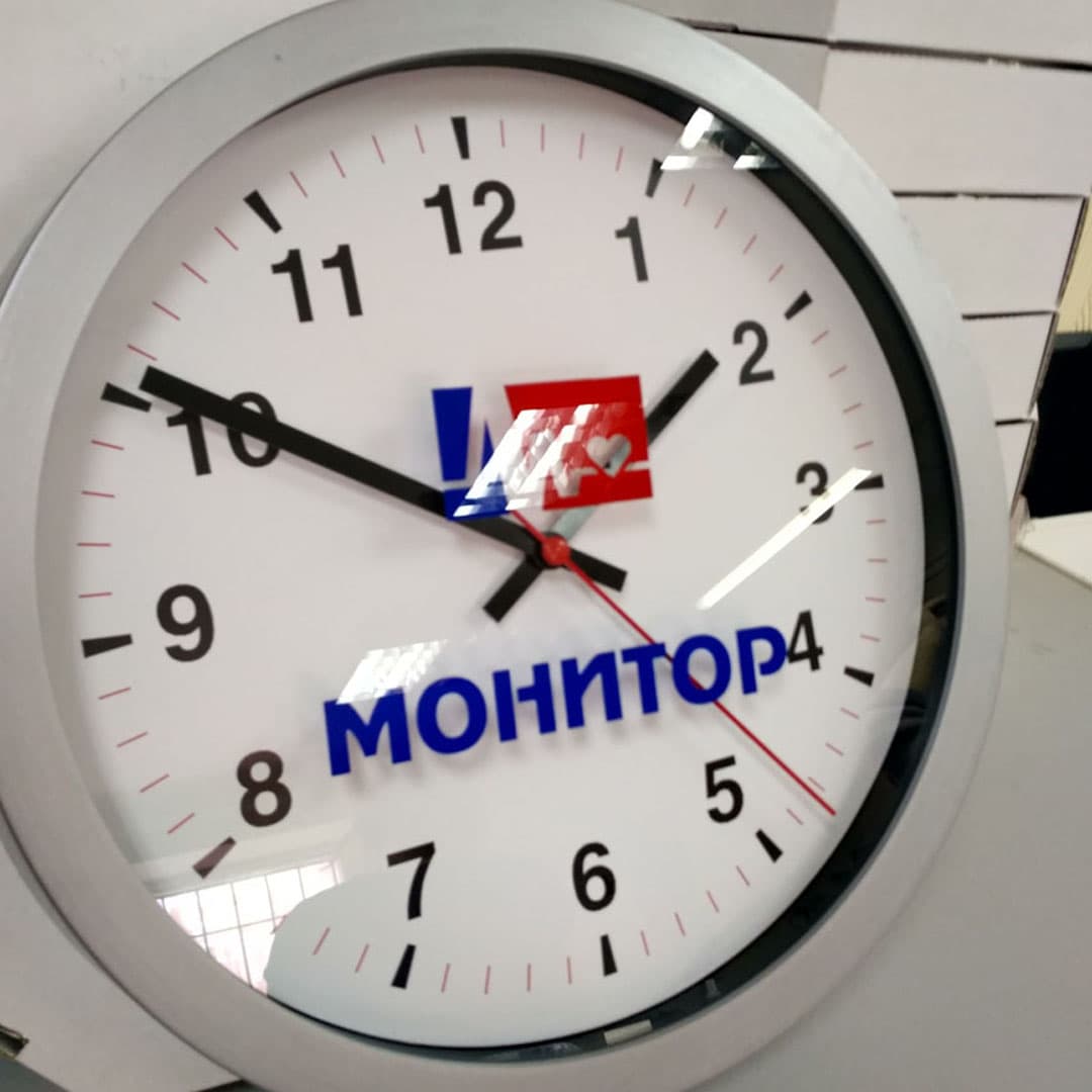 Фирменные Часы с логотипом на заказ. Доставка по всей России.